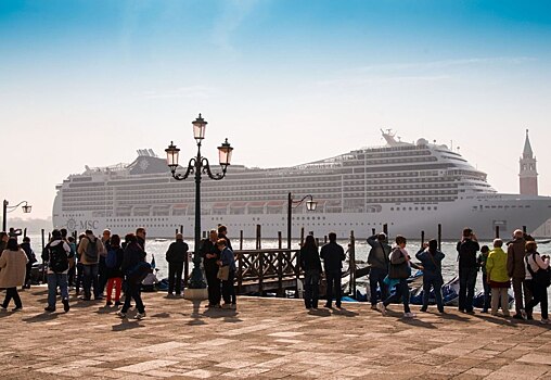 Круизным лайнерам запретили заходить в Венецию