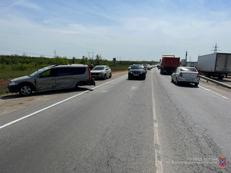 В Волгоградской области иномарка выехала на «встречку» и столкнулась с двумя автомобилями: пятеро пострадавших
