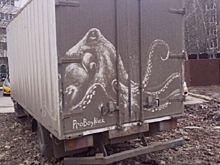 Неизвестный художник рисует шедевры на грязных авто нижегородцев