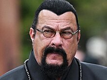 Ротенберг подарил Стивену Сигалу клюшку. Тренер «России 25» встретился с актером в ресторане в Новосибирске