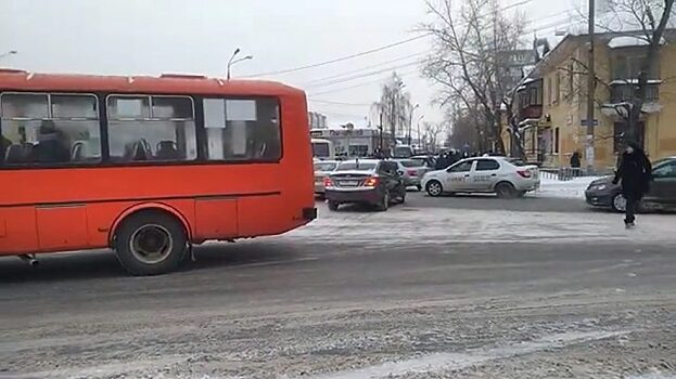 Нижегородские таксисты устроили памятное шествие в честь убитого водителя (ВИДЕО)