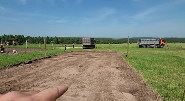Переехавшие в Нижегородскую область канадцы строят волейбольную площадку