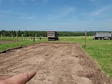Переехавшие в Нижегородскую область канадцы строят волейбольную площадку
