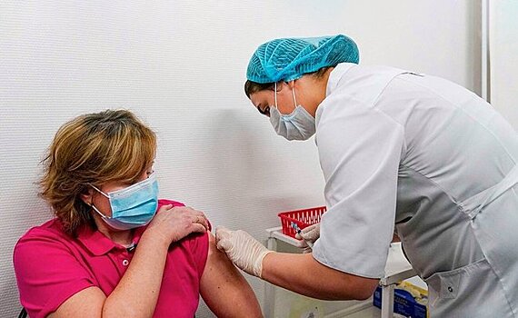 Главное о коронавирусе на 25 апреля: призы пожилым москвичам за вакцинацию, рекордная заболеваемость в Индии