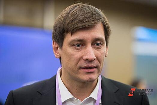 Дмитрий Гудков покинул страну