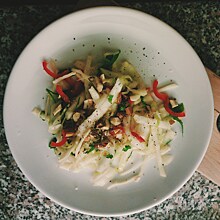 Капустный салат с перцем и имбирем