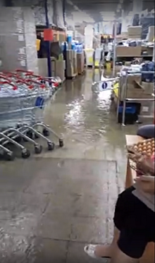 В Нижнем Новгороде из-за дождей затопило магазин