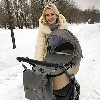Звездные мамы на прогулке зимой: как выглядеть стильно и не мерзнуть