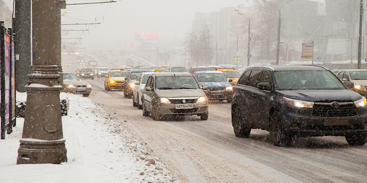 Стихия в Москве: снег сковал город в 10-балльных пробках