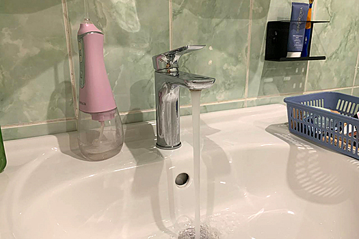 Не пугаться зеленой воды из-под крана призывают энергетики Новосибирска