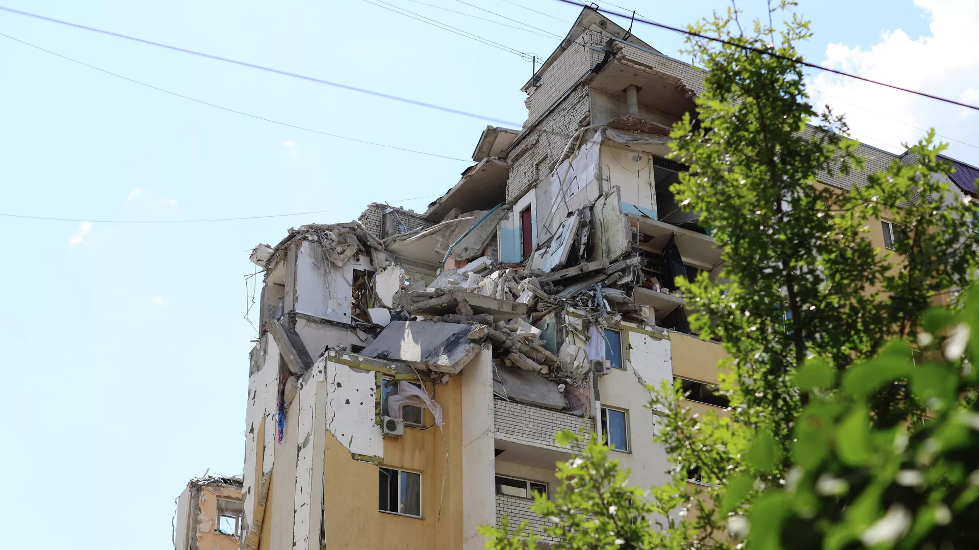 После взрыва в Саратове ищут выживших на верхних этажах дома