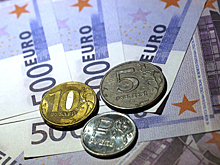 Рубль начал ослабевать на фоне нефтяных санкций против РФ