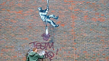 Неизвестные испортили граффити Бэнкси в Рединге