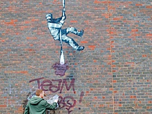 Неизвестные испортили граффити Бэнкси в Рединге