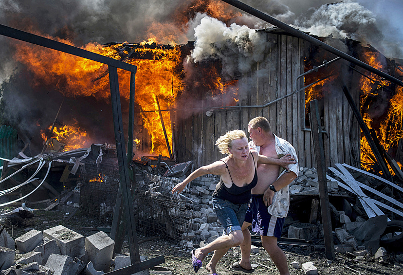 Стали известны лауреаты 60-й ежегодной международной премии фотожурналистики World Press Photo. Главный приз конкурса получил фотограф Бурхан Озбиличи за снимок убийцы российского посла Андрея Карлова в Турции. Среди лауреатов премии также есть четыре российских фотографа. Это Елена Аносова, Кристина Кормилицына, Валерий Мельников и Сергей Пономарев. Лучшие фотографии World Press Photo — в нашей фотогалерее