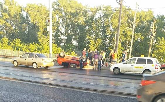 На Кировской дамбе в Казани перевернулся автомобиль