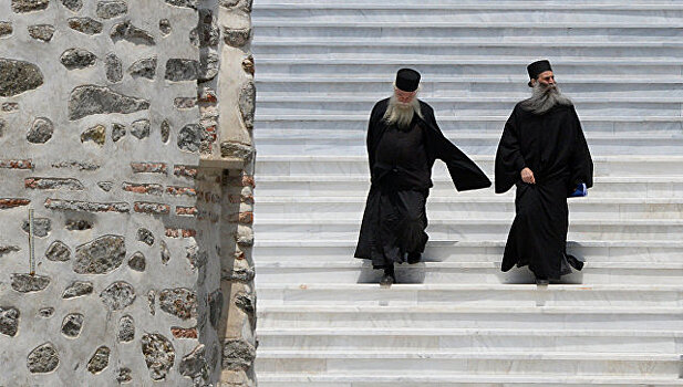 Греческая церковь запретила монахам Афона спускаться с горы без разрешения