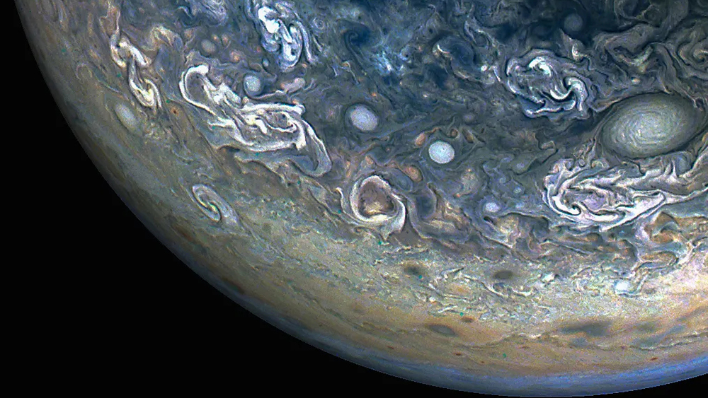 «Юнона» показала хаотичный мир облаков Юпитера