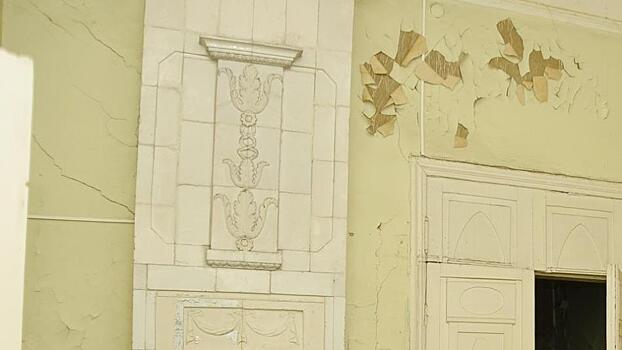Работы по реставрации изразцовой печи проводят в доме Засецких в Вологде