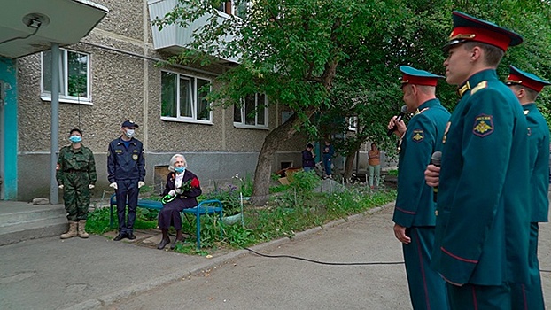 Троекратное «Ура!»: военнослужащие ЦВО поздравили с Днем медика ветерана ВОВ в Екатеринбурге
