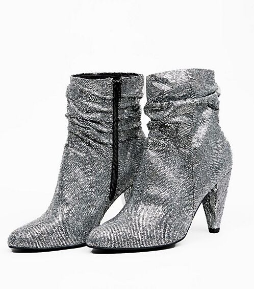 Wide Fit Silver Glitter Cone Heel Ankle Boots, 2890 руб. Любительницам экспериментов стоит обратить внимание на блестящую обувь, модную в этом сезоне. Носить серебряные сапоги и ботинки можно с джинсами, брюками, строгими пальто и даже с куртками. Главное правило — ничего блестящего на вас больше быть не должно.