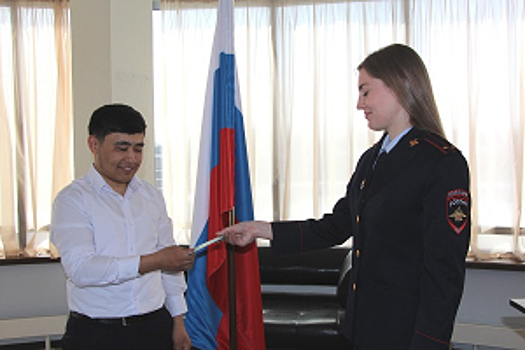 Сотрудники УВМ ГУ МВД России по Самарской области вручили медицинскому работнику свидетельство участника Государственной программы по оказанию содействия добровольному переселению в РФ соотечественников...
