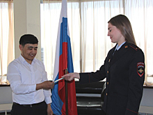 Сотрудники УВМ ГУ МВД России по Самарской области вручили медицинскому работнику свидетельство участника Государственной программы по оказанию содействия добровольному переселению в РФ соотечественников...