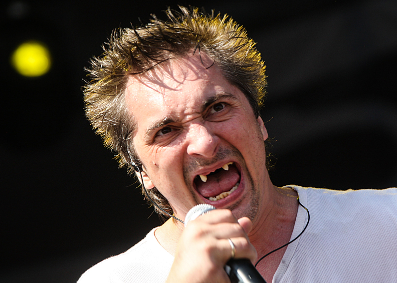 Михаил "Горшок" Горшенев во время выступления на рок-фестивале "Нашествие-2009"
