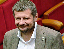 Депутаты Рады подрались у здания суда в Киеве
