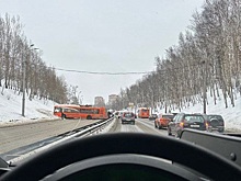 Автобус развернуло поперек дороги на улице Ларина