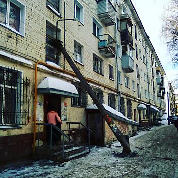 В Кирове водитель сбил опору ЛЭП и скрылся с места ДТП: столб упал на жилой дом
