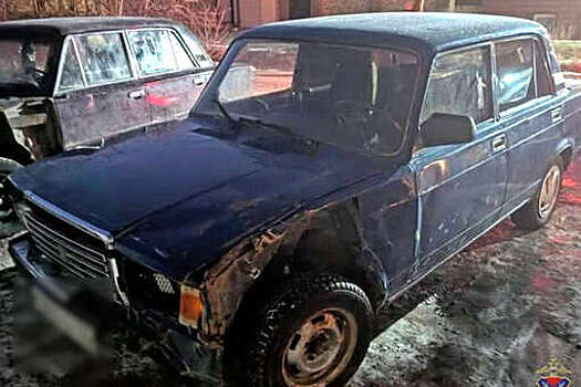 В Волгограде на видео попало, как школьник выпал из багажника "Жигулей"