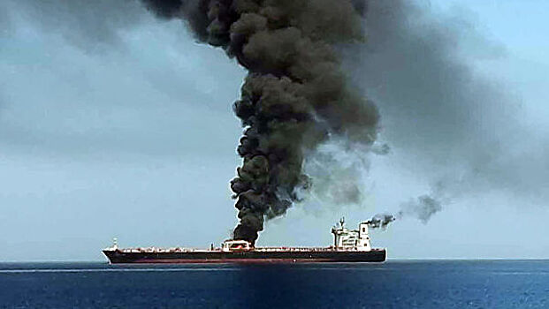 Названо число россиян на загоревшемся танкере