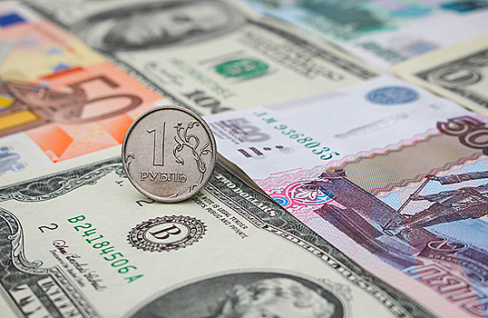 Рубль упал в ожидании решения о ставке ФРС США