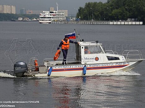 Московские спасатели вытащили тонувшего мужчину из Химкинского водохранилища