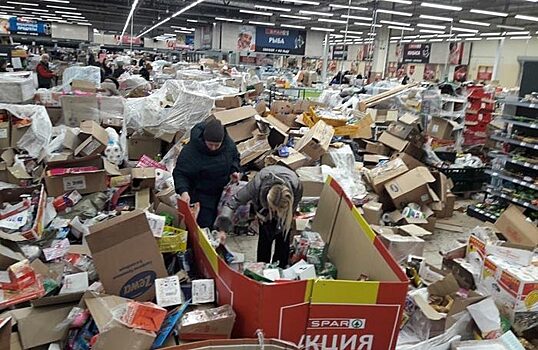 «Был полный ужас». На распродаже в Spar покупатели громили прилавки и пробовали продукты