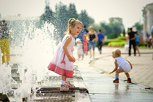 В Сети разгорелся спор из-за купающихся в фонтане детей