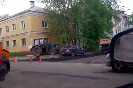 В Ярославле дорожники перетащили трактором мешающий им автомобиль