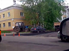 В Ярославле дорожники перетащили трактором мешающий им автомобиль