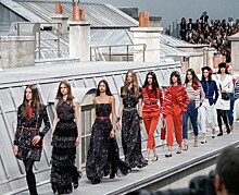 Модели прогулялись по крышам на показе новой коллекции Chanel