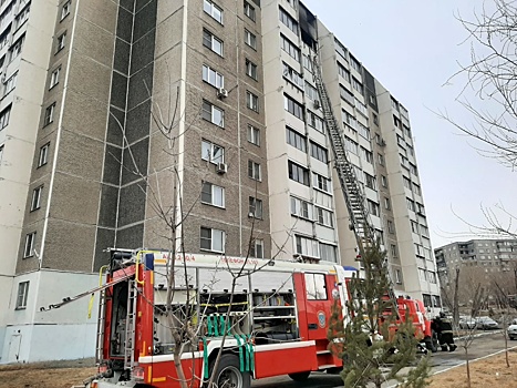 В Челябинске из горящей квартиры эвакуировали женщину и ребенка