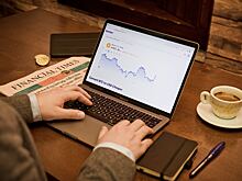 Инвестбанкир Коган: рубль падает из-за угрозы спада в экономике