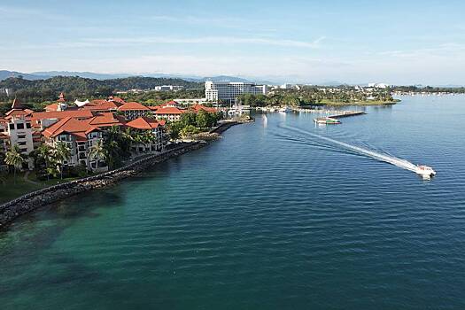 Женщина поехала с мужем на курорт Азии, выпала из окна отеля и не выжила