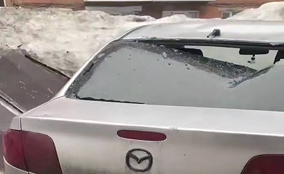 Оторвавшийся во время ветра кусок шифера повредил автомобиль в кузбасском городе