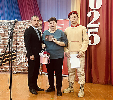 В Адамовском районе маме погибшего бойца вручили награду