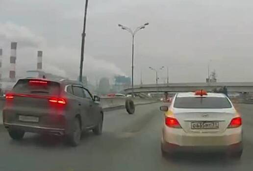 На МКАДе у грузовика отвалилось колесо и ударило в автомобиль