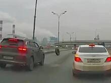 На МКАДе у грузовика отвалилось колесо и ударило в автомобиль