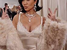 Ким Кардашьян продефилировала в серьгах за 29 миллионов рублей