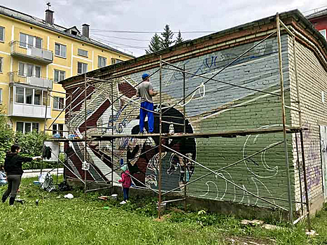 Жители Академгородка угрожают испортить работы уличных художников