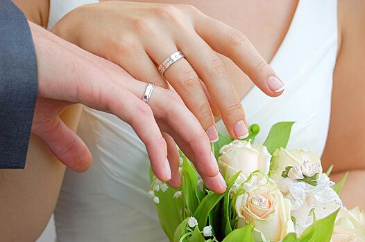 Московские загсы начали прием заявлений на регистрацию брака в День России